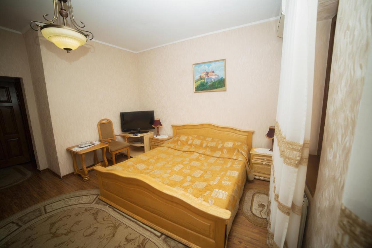 Готель «Вишневий Сад» Muncaci Exterior foto