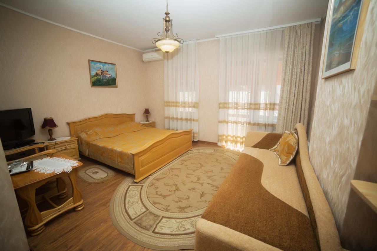 Готель «Вишневий Сад» Muncaci Exterior foto