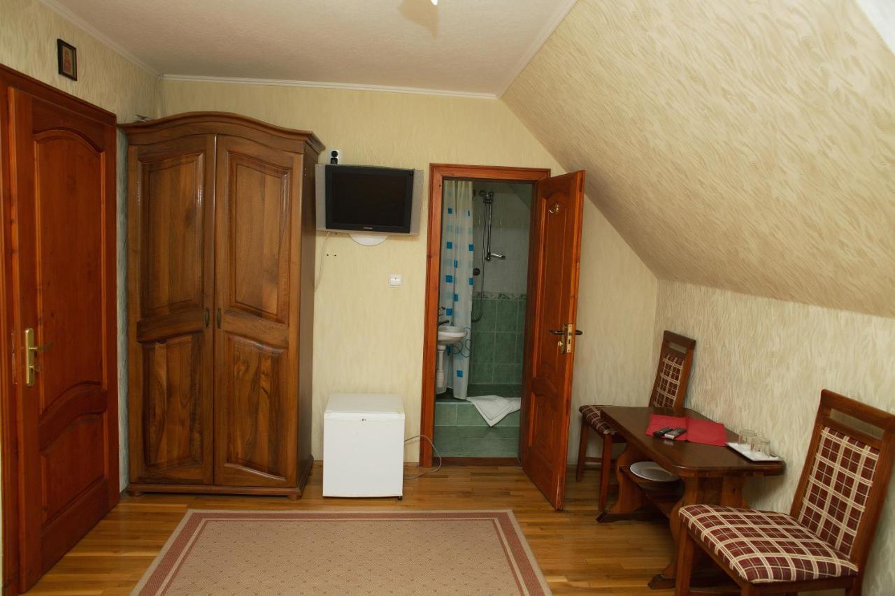 Готель «Вишневий Сад» Muncaci Exterior foto