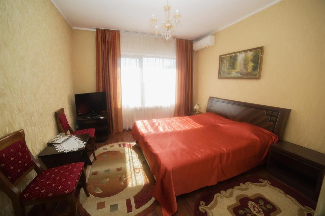Готель «Вишневий Сад» Muncaci Exterior foto