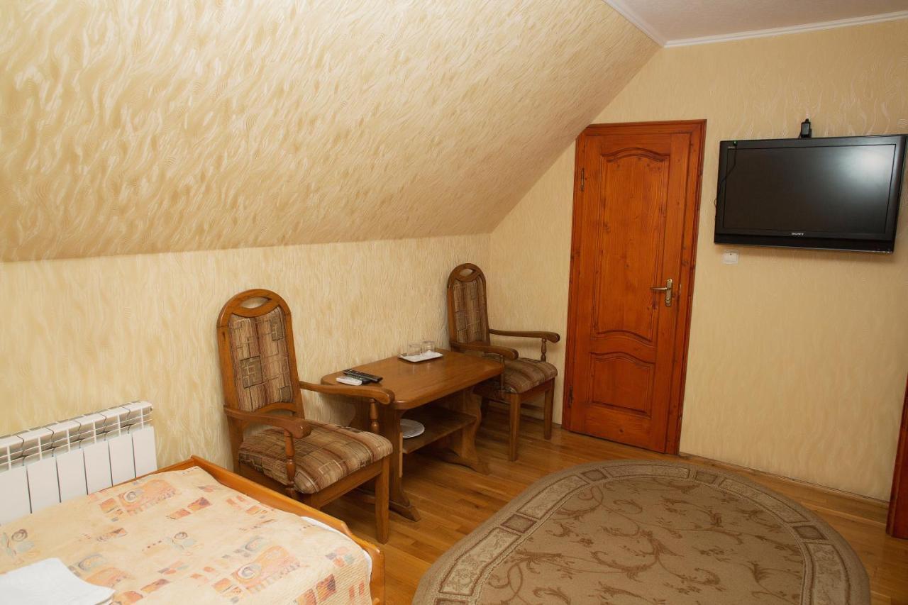 Готель «Вишневий Сад» Muncaci Exterior foto